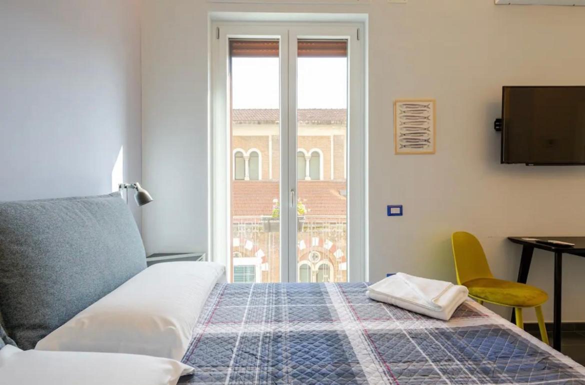 B&B Un Passo Dal Treno Piazza Vittorio Veneto 36-Salerno Station ภายนอก รูปภาพ