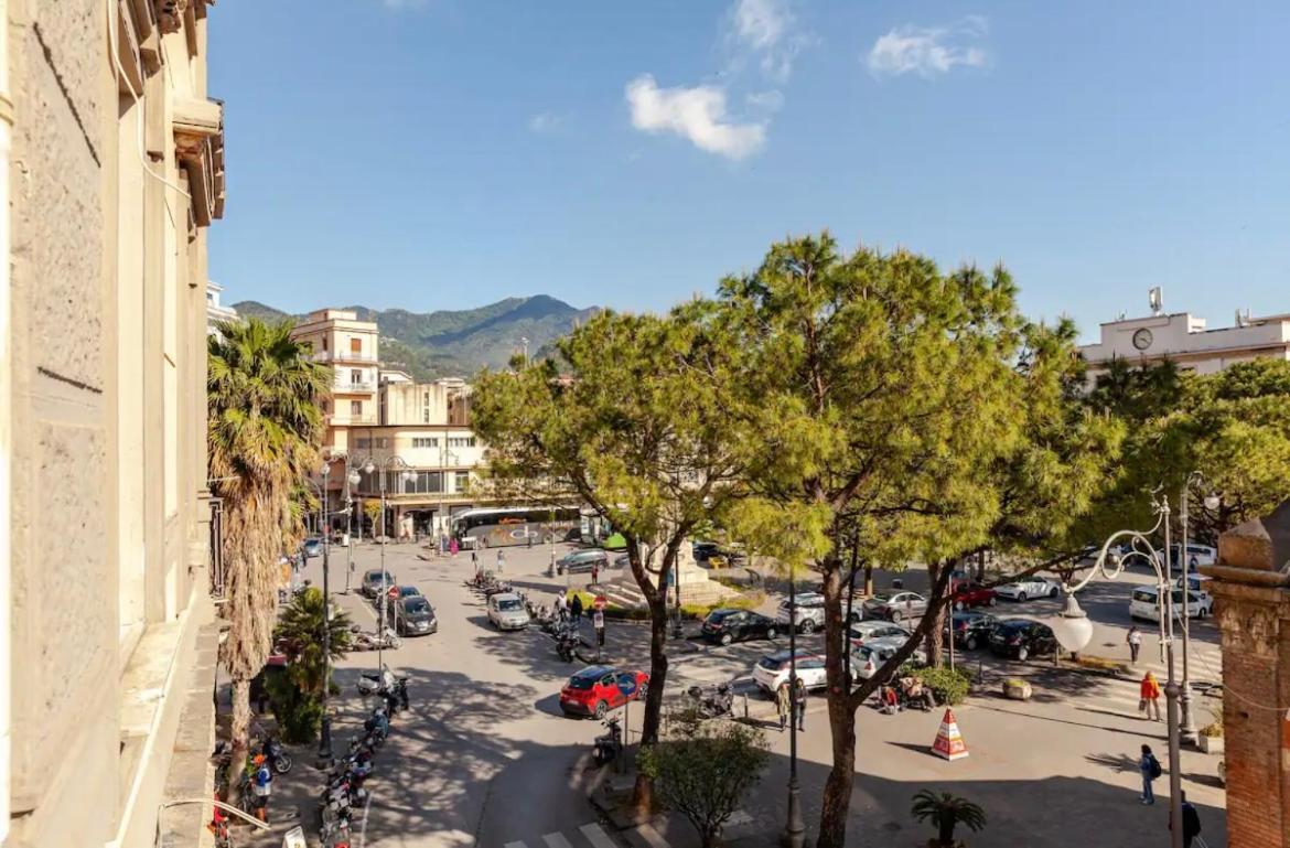 B&B Un Passo Dal Treno Piazza Vittorio Veneto 36-Salerno Station ภายนอก รูปภาพ